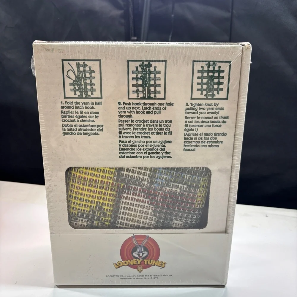 Warner Bros Looney Tunes Tweetys Gift Christmas Latch Hook Kit Sylvester Sealed - Picture 2 of 11